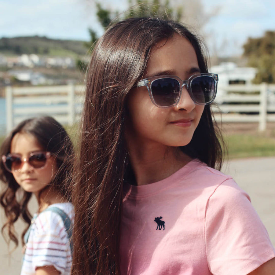 toucca kids polarized kids sunglasses grey square shaped sunglasses - older girl posing with her younger sister