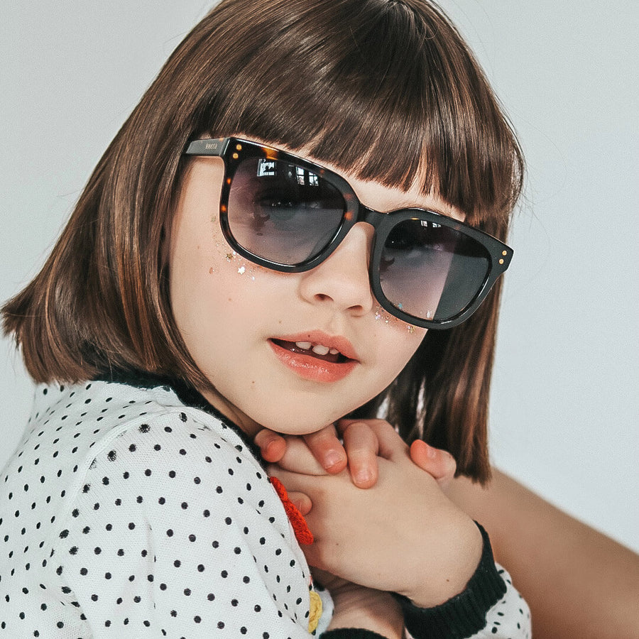 toucca kids tortoise youth polarized sunglasses for kids 6 to 12. A little girl modelling the tortoise square shaped sunglasses